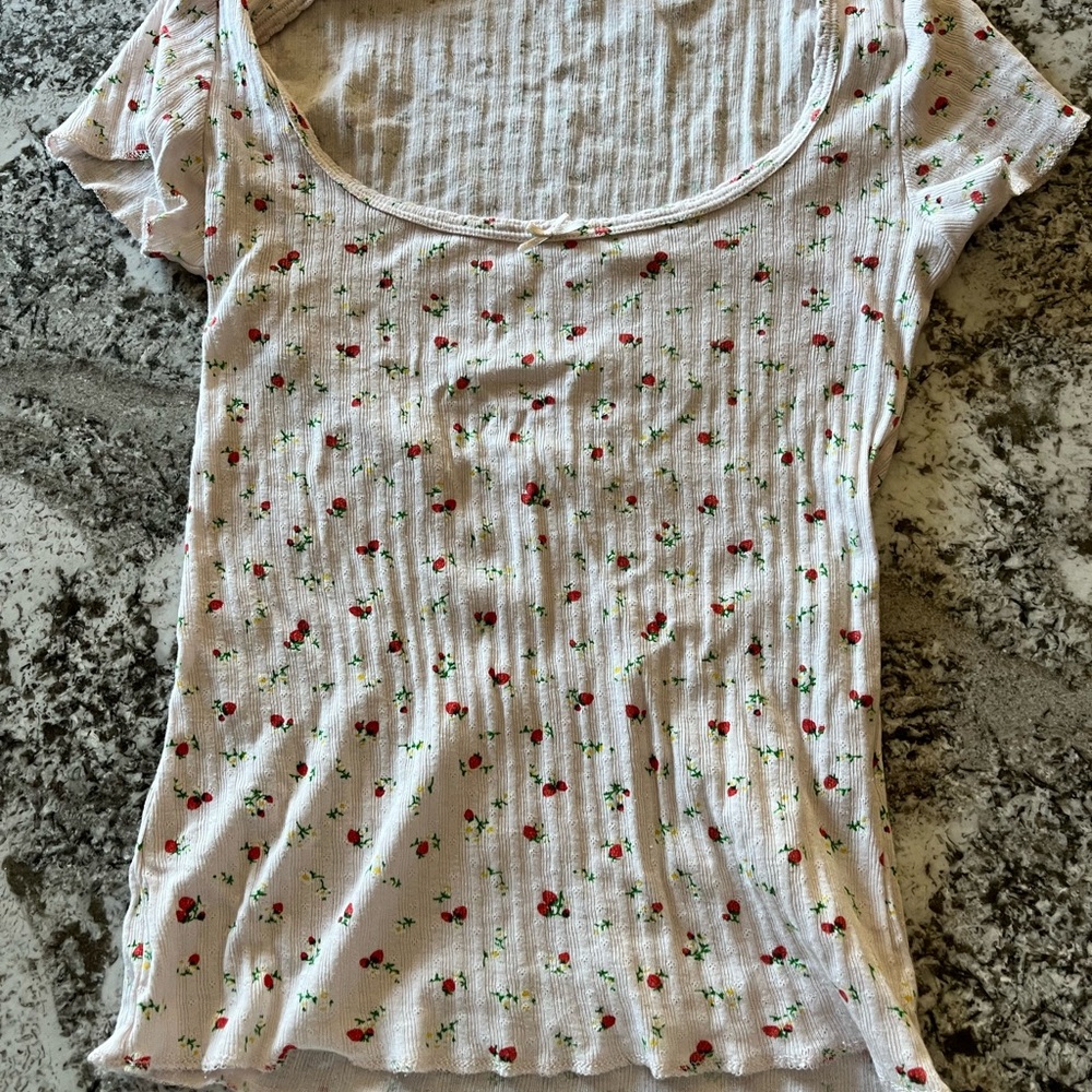 Doen Cream Ribbed Scoop Tee with Red Floral Print